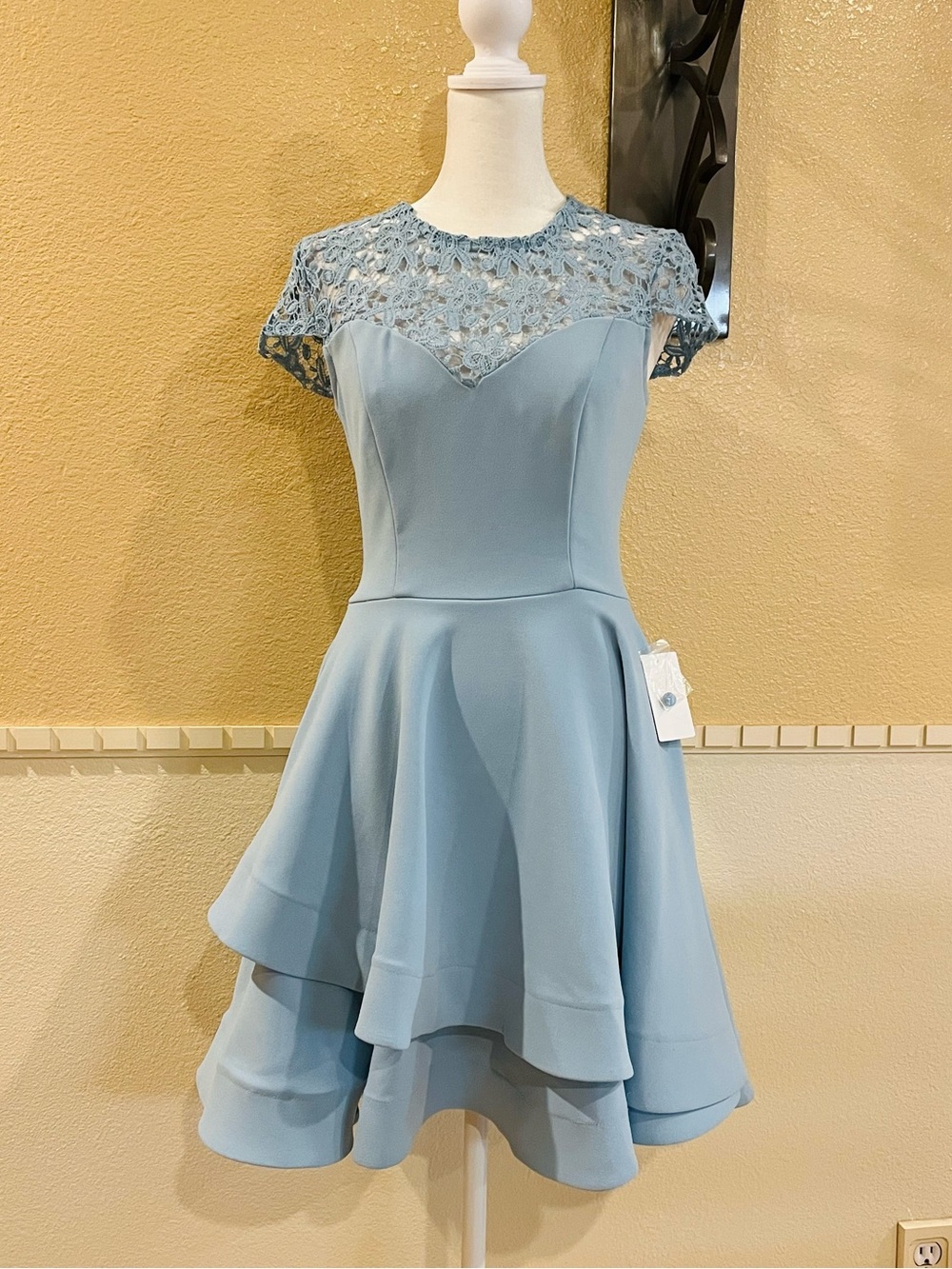 Fit-and-flare double-tiered dress w/ lace chest. 50-s. Cocktail Light blue XS NW